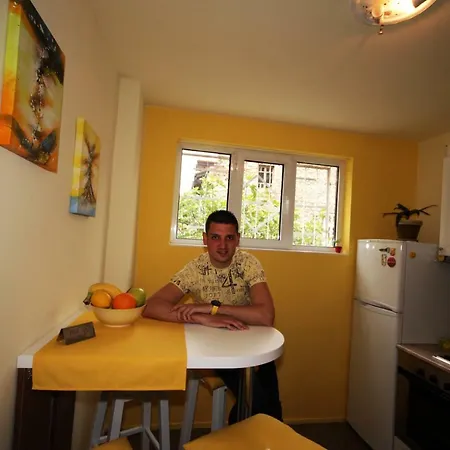 Yellow Home, Top Center, On The Danov Hill شقة