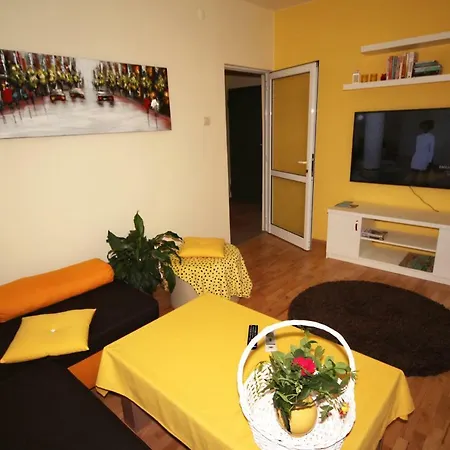 Yellow Home, Top Center, On The Danov Hill شقة بلوفديف
