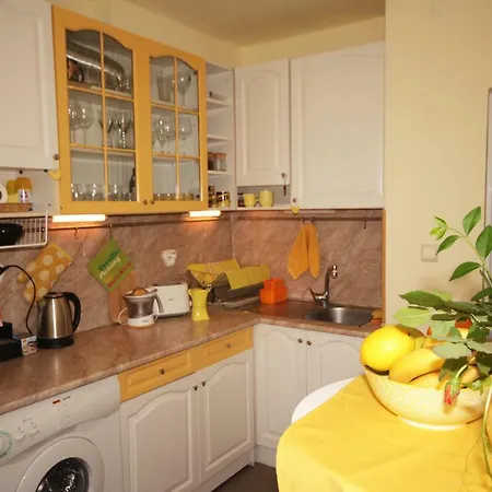 Yellow Home, Top Center, On The Danov Hill شقة