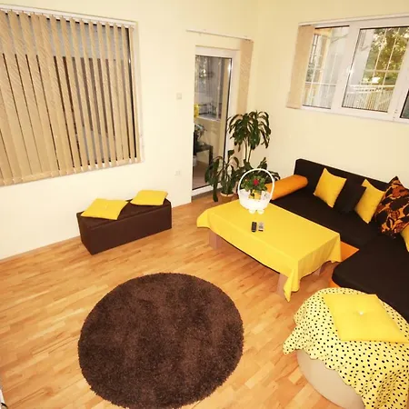 Yellow Home, Top Center, On The Danov Hill شقة *